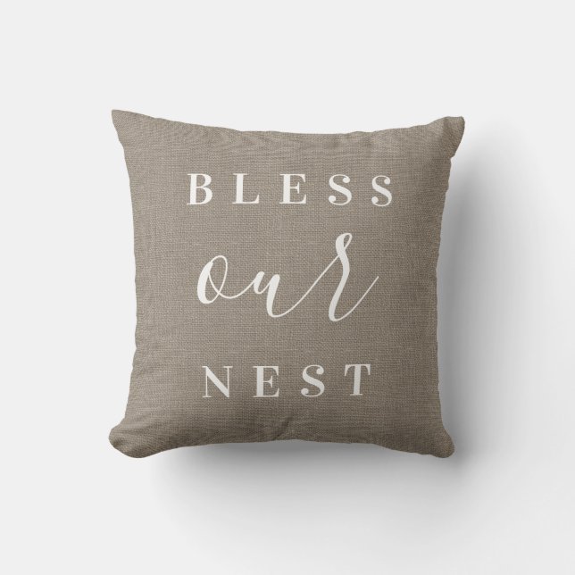 Bless Ons Nest | Rustieke Beige Boerderij Kussen (Voorkant)