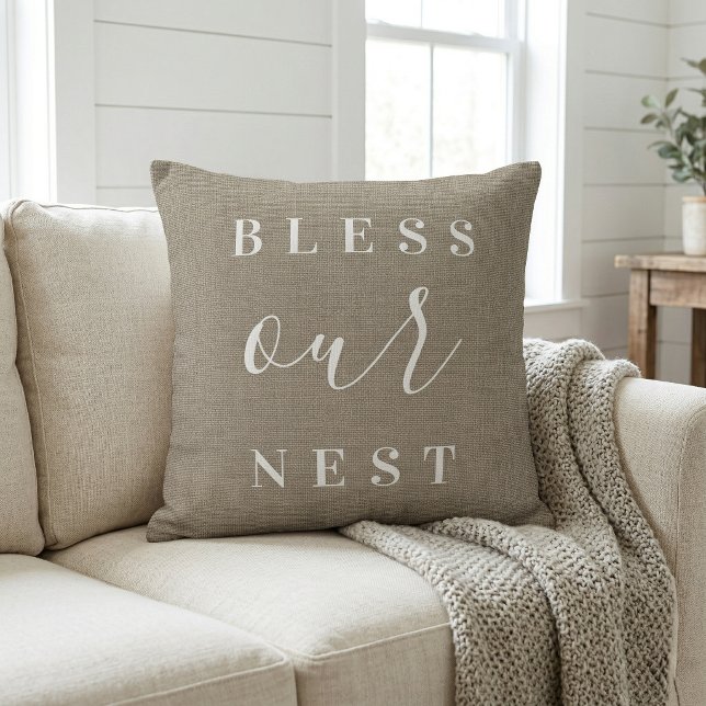 Bless Ons Nest | Rustieke Beige Boerderij Kussen (Creator heeft geüpload)