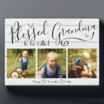 Blessed genaamd Grandma 3 Foto Fotoplaat<br><div class="desc">Viel moederdag of enkel een speciale gift van het fotokeepomwille met deze sjabloon van de douanefoto en van de tekst. 3 Foto's met aangepaste tekstopties. De sjabloon werkt slechts het best op gelijkaardige vormig vormde producten. De tekst leest "Gezegeld om Oma"met naamopties onder foto's bij de bodem van de sjabloon...</div>