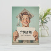 Blij afgestudeerde met uitnodiging (Staand voorkant)