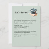 Blij afgestudeerde met uitnodiging (Achterkant)