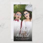 Blij En Getrouwd Trendig Script Foto Bruiloft Feestdagenkaart (Voorkant)