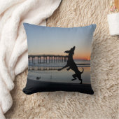 Blij honden dansen op het strand scène kussen (Deken)