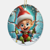 Blij Kerst Elf die van de winter geniet. Keramisch Ornament (Links)