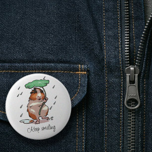 Blij Lachende Gelukkige Cavia Genietend Van De Reg Ronde Button 5,7 Cm