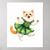 Blij Oranje Kitten in Groene Keltische Jurk Dansen Poster (Voorkant)