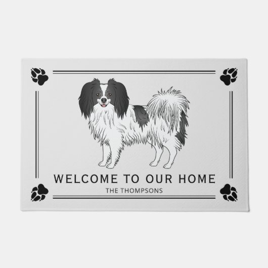 Blij Phalène-hond met zwarte aangepaste welkomstte Deurmat (Voorkant)