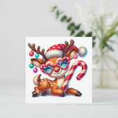 Blij rendier ontspant met zuurstok feestdagenkaart (Staand voorkant)