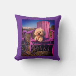 Blij speelse Shih Tzu-hond glimlacht tussen bloeme Kussen