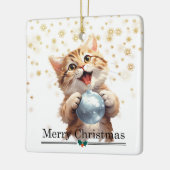 Blij Tabby Kitten met Kerstboom Bol Keramisch Ornament (Links)