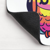 Blij uil met koptelefoon die naar muziek luistert. muismat (Hoek)