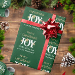 Blij! Vrolijke Chic Rustic Script Green Christmas Cadeaupapier<br><div class="desc">Dit is voor het opwekken van feestelijke feestvreugde! Vrolijke Chic Rustic Script, aangepaste familienaam, moderne Chic Green en White Christmas Gift Wrapping Paper. Geweldig voor het toevoegen van wat energie aan uw gelegenheid of evenement. Klik op Deze sjabloon personaliseren om deze snel en eenvoudig aan te passen met uw familienaam...</div>