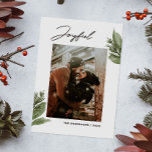 Blij. Waterverf winter bloemenkerstfoto Feestdagenkaart<br><div class="desc">"Vrolijke" kerstkaart met waterverf dennen en bloemige botanische voor de wintervakantie. Neem contact met me op als je extra items nodig hebt.</div>