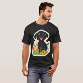 Blij zwart puppy in veldbloemen t-shirt (Voorkant volledig)