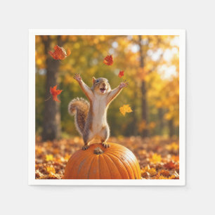 Blijde eekhoorn die herfstbladeren in de lucht goo servet