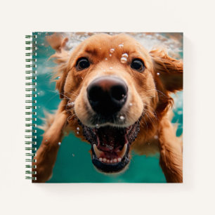 Blijde Goudharige Retriever Zwemt Onderwater Notitieboek