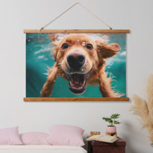 Blijde Goudkleurige Retriever Zwemt Onderwater Hangend Wandkleed