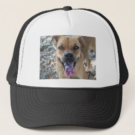 Blijde hond met gespikkelde tong trucker pet