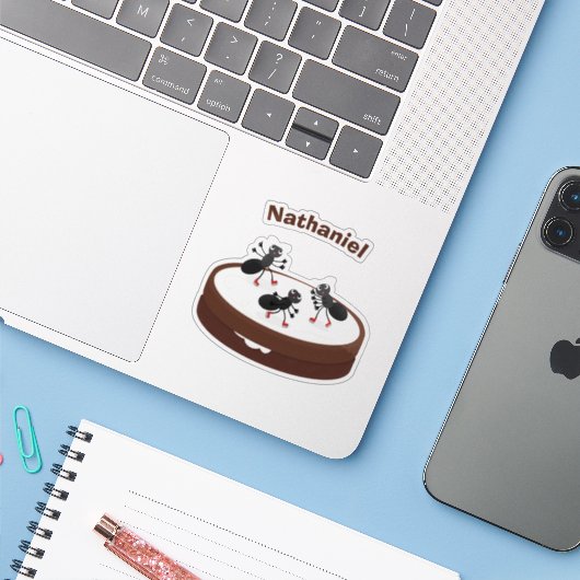 Blijde mieren schaatsen op een cookie cartoon sticker (Laptop met iPhone)