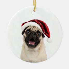 Blijde Pug met Glitterende Rode Kerstman Hoed Kers Keramisch Ornament