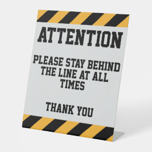 Blijf achter het voetstuk van de lijn reclamebord met voetstuk