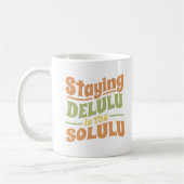 BLIJF DELULU IS DE SOLULU GROOVY STIJL KOFFIEMOK (Links)