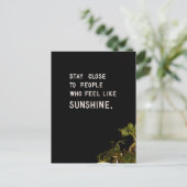 Blijf dicht bij mensen die zich zonneschijn voelen briefkaart (Staand voorkant)