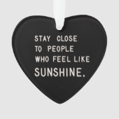 Blijf dicht bij mensen die zich zonneschijn voelen ornament (voorkant)