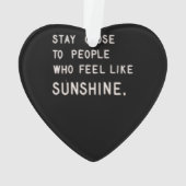 Blijf dicht bij mensen die zich zonneschijn voelen ornament (achterkant)