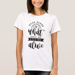 Blijf dicht bij wat je in leven houdt t-shirt