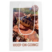 Blijf doorgaan Inspirerend coddiwompling schildpad Medium Cadeauzakje (Achterkant)