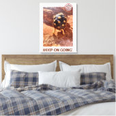 Blijf doorgaan met drukte Baby Sulcata wandelen in Canvas Afdruk (Insitu (Slaapkamer))