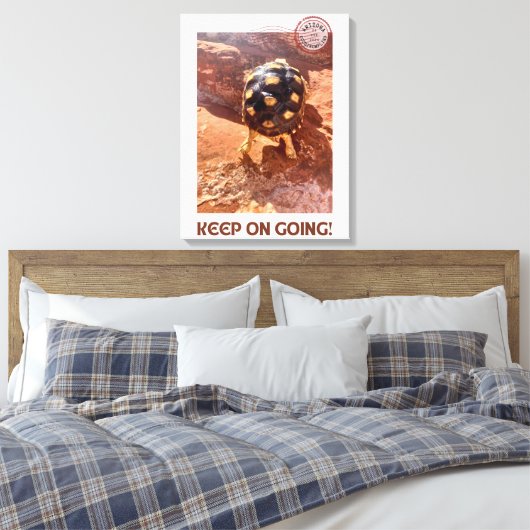 Blijf doorgaan met drukte Baby Sulcata wandelen in Canvas Afdruk (Insitu (Slaapkamer))