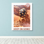 Blijf doorgaan met drukte Baby Sulcata wandelen in Canvas Afdruk (Insitu (Houten vloer))