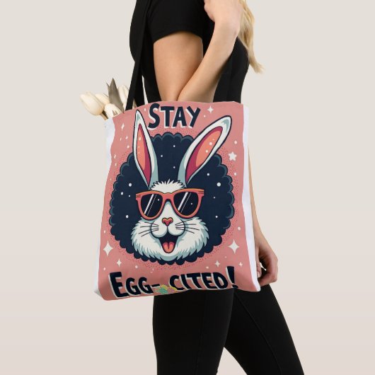 Blijf Egg-aangehaald!: Retro Easter Bunny Vibes Tote Bag (Dichtbij)