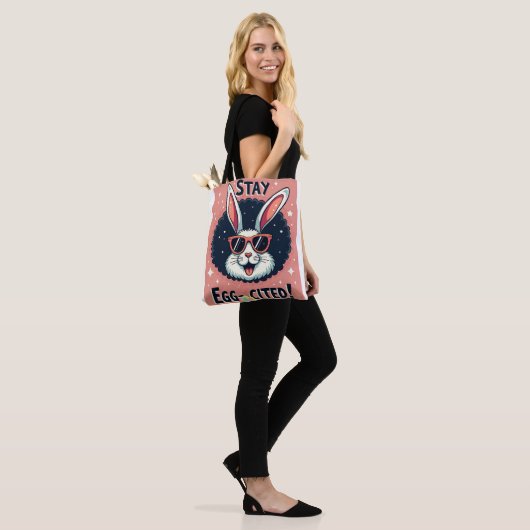 Blijf Egg-aangehaald!: Retro Easter Bunny Vibes Tote Bag (Op model)