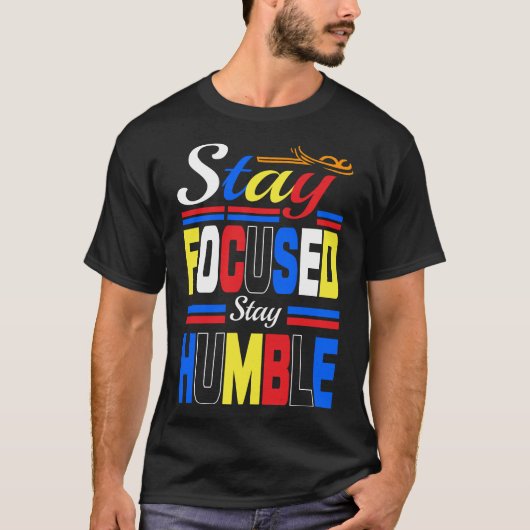 blijf gefocust blijf nederig Basic Dark T-Shirt (Voorkant)