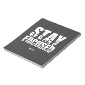 Blijf gefocust Motivatie zin met typografie Notitieblok (Linkerzijde)