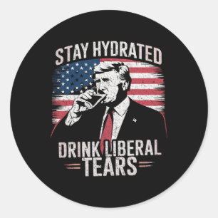 Blijf gehydrateerd en Drink Liberal's Tears Trump  Ronde Sticker
