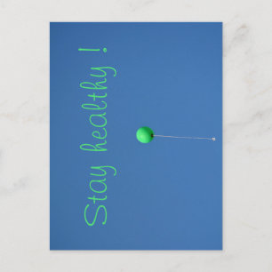 Blijf gezond met groene ballon in de lucht briefkaart