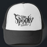 Blijf griezelige heksen heks Halloween grappig Trucker Pet<br><div class="desc">Evoceer de betovering van Halloween met onze 'Stay Spooky Witches' grappige t-shirts. Duik in een wereld van slechte humor en griezelige stijl, terwijl je het griezeligste seizoen viert. Vier het seizoen met een vleugje humor, en maak een statement dat zowel griezelig als vermakelijk is. Een betoverende aanvulling op je Halloween...</div>