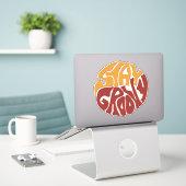 Blijf Groovy met een plons rood en geel Sticker (Laptop op bureau)