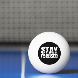 Blijf in de gaten Motivatie zin met witte tekst Pingpongbal