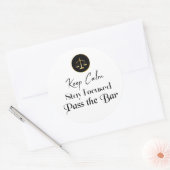 Blijf Kalm. Blijf gefocust. Ga het barexamen over. Ronde Sticker (Envelop)