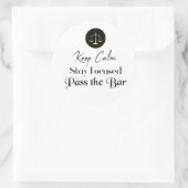 Blijf Kalm. Blijf gefocust. Ga het barexamen over. Ronde Sticker (Tas)