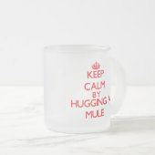 Blijf kalm door een Mule te knuffelen Matglas Koffiemok (Voorkant rechts)