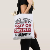 Blijf kalm en bid dat Gods plan onbeperkt is Tote Bag (Dichtbij)