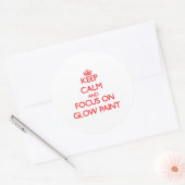 Blijf kalm en focus op Glow Paint Ronde Sticker (Envelop)