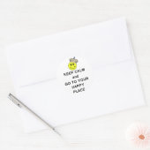 Blijf kalm en ga naar je Happy Place Crown Ronde Sticker (Envelop)