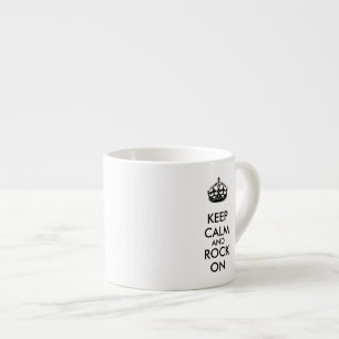 Blijf kalm en gesteente op het witte kraftpapier espresso kop